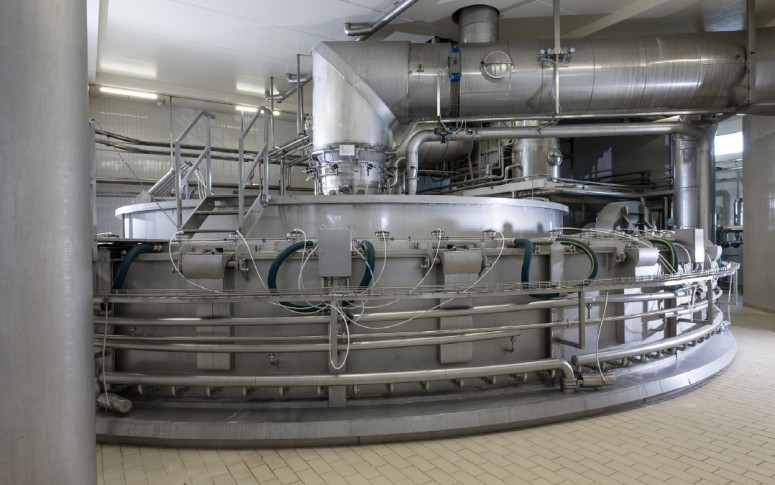 Upper level of a milk powder spray-drying installation with drying air entrance and concentrate inlet